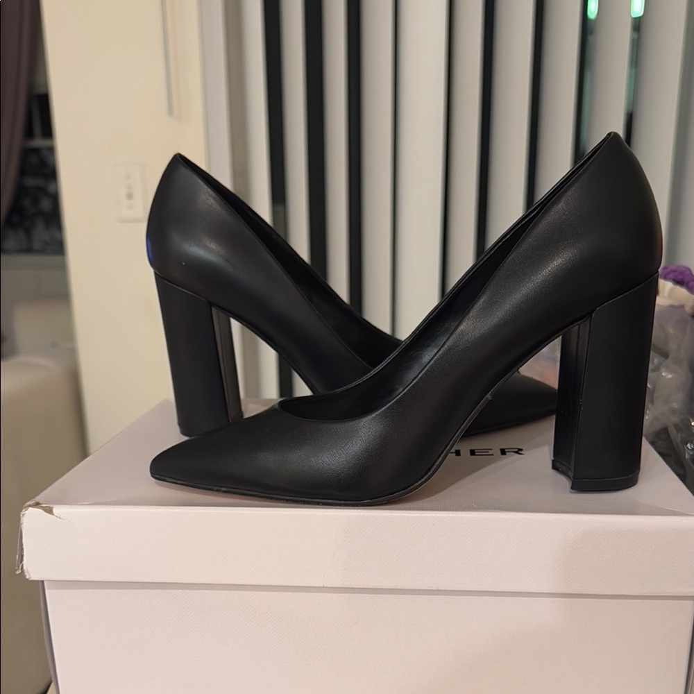 Nine West Tatiana pointed-toe pump in black leather, size 8 1/2 W like new